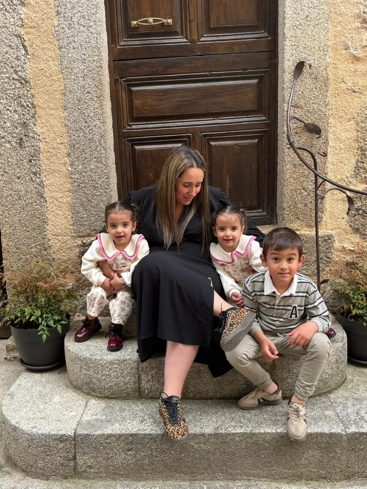 Cristina, madre salmantina junto a sus tres hijos: Alejandro, el mayor; y las mellizas Sara y Sofía 