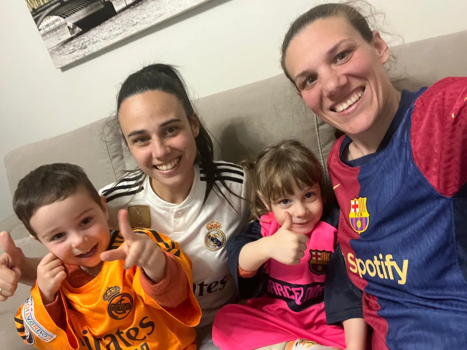 Jessica y Cristina junto a sus mellizos, Mateo y Noa 
