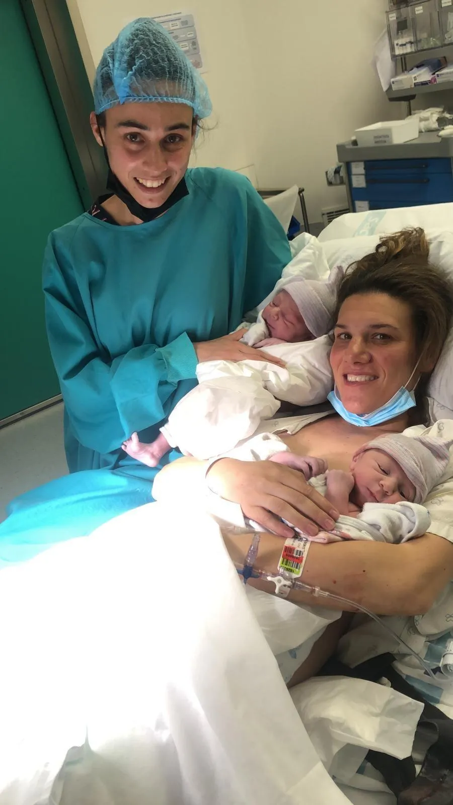 Jessica y Cristina junto a sus mellizos, Mateo y Noa 