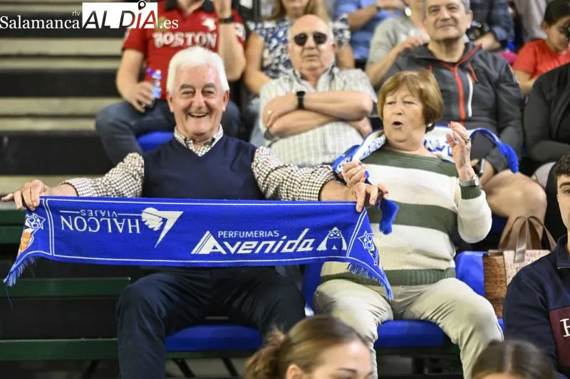 FOTOS | Ni el pésimo horario ni la jornada laboral pueden tumbar a la fuerza de la Marea Azul para los playoffs del Perfumerías Avenida