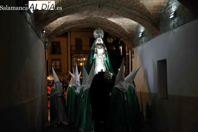 Foto 18 - Devoci&oacute;n y silencio en Alba de Tormes: la Cruz y el Amor protagoniza el Mi&eacute;rcoles Santo