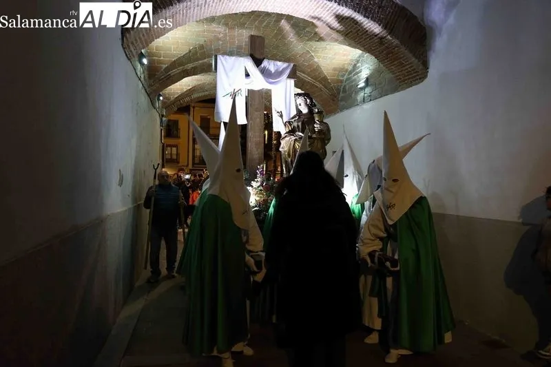 Foto 17 - Devoci&oacute;n y silencio en Alba de Tormes: la Cruz y el Amor protagoniza el Mi&eacute;rcoles Santo