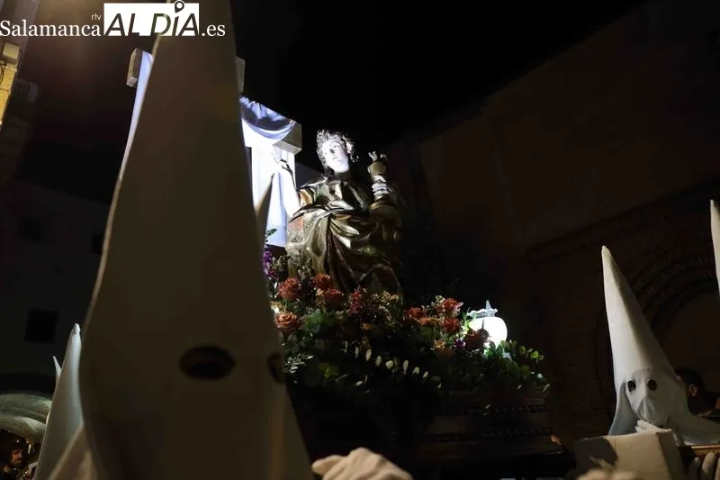 Foto 16 - Devoci&oacute;n y silencio en Alba de Tormes: la Cruz y el Amor protagoniza el Mi&eacute;rcoles Santo