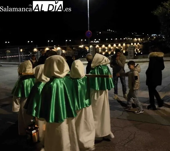 Foto 14 - Devoci&oacute;n y silencio en Alba de Tormes: la Cruz y el Amor protagoniza el Mi&eacute;rcoles Santo
