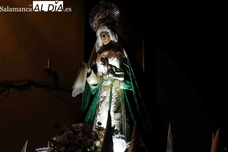 Foto 13 - Devoci&oacute;n y silencio en Alba de Tormes: la Cruz y el Amor protagoniza el Mi&eacute;rcoles Santo