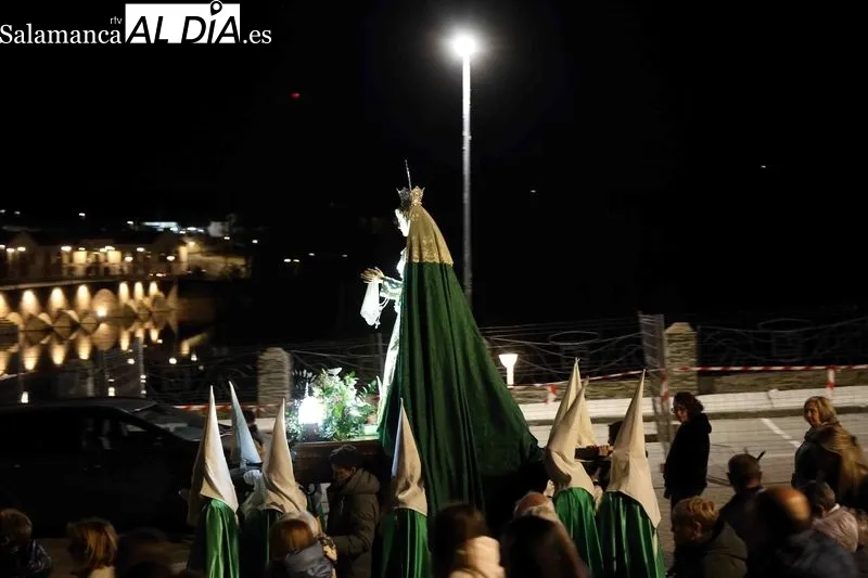 Foto 12 - Devoci&oacute;n y silencio en Alba de Tormes: la Cruz y el Amor protagoniza el Mi&eacute;rcoles Santo