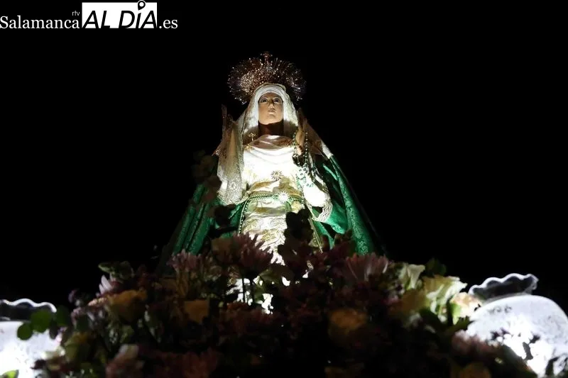 Foto 11 - Devoci&oacute;n y silencio en Alba de Tormes: la Cruz y el Amor protagoniza el Mi&eacute;rcoles Santo