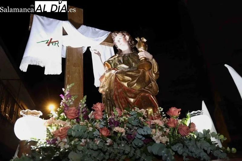 Foto 10 - Devoci&oacute;n y silencio en Alba de Tormes: la Cruz y el Amor protagoniza el Mi&eacute;rcoles Santo