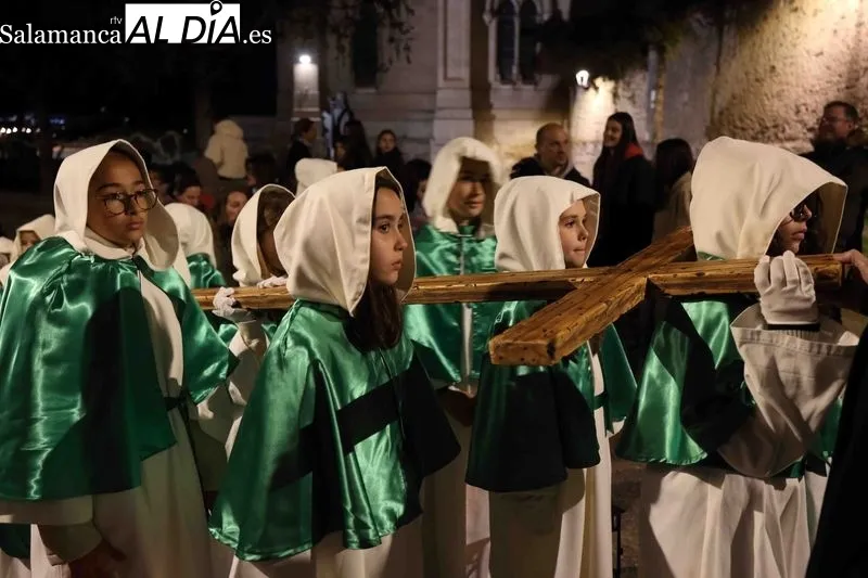 Foto 8 - Devoci&oacute;n y silencio en Alba de Tormes: la Cruz y el Amor protagoniza el Mi&eacute;rcoles Santo