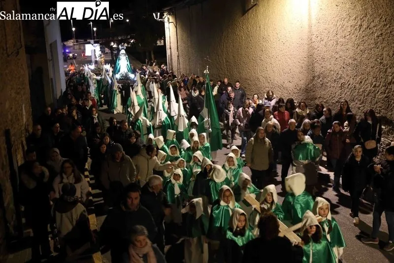 Foto 7 - Devoci&oacute;n y silencio en Alba de Tormes: la Cruz y el Amor protagoniza el Mi&eacute;rcoles Santo