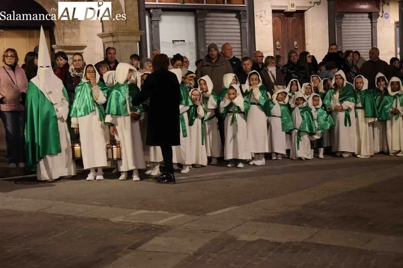 Foto 6 - Devoci&oacute;n y silencio en Alba de Tormes: la Cruz y el Amor protagoniza el Mi&eacute;rcoles Santo