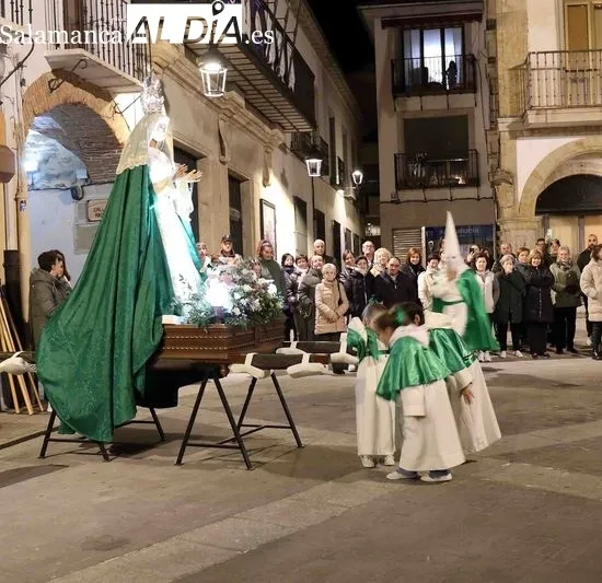 Foto 5 - Devoci&oacute;n y silencio en Alba de Tormes: la Cruz y el Amor protagoniza el Mi&eacute;rcoles Santo