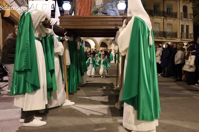 Foto 4 - Devoci&oacute;n y silencio en Alba de Tormes: la Cruz y el Amor protagoniza el Mi&eacute;rcoles Santo