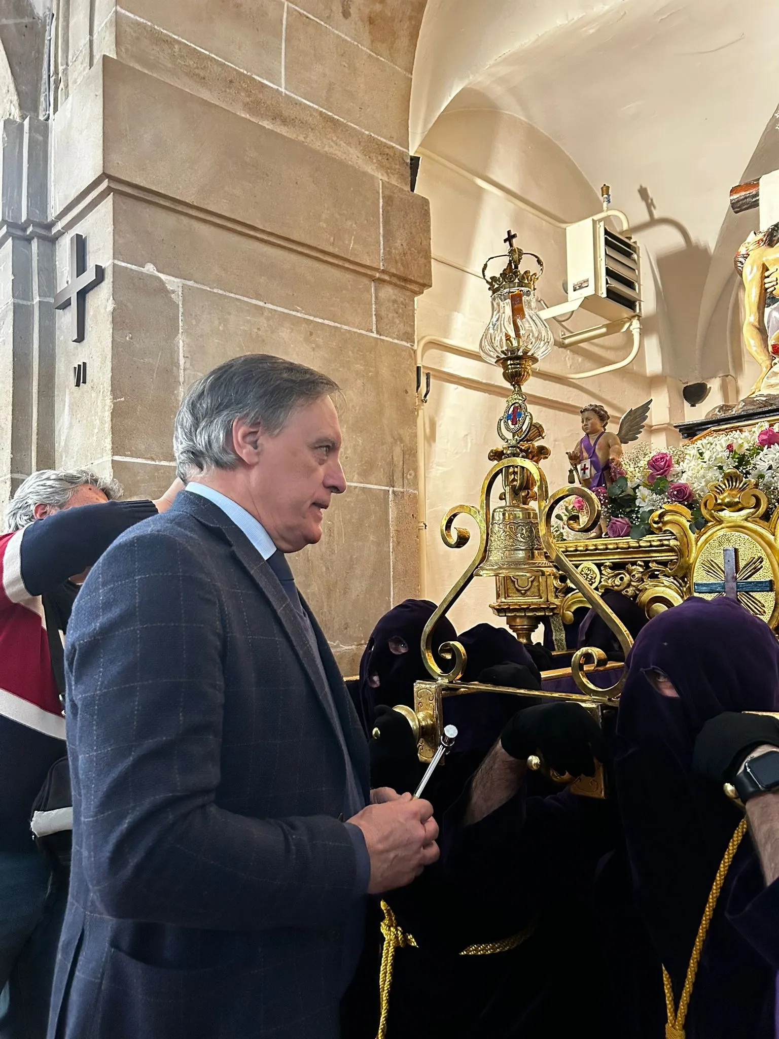 Foto 2 - El alcalde de Salamanca realiza la primera llamada del paso de la Virgen de las Angustias