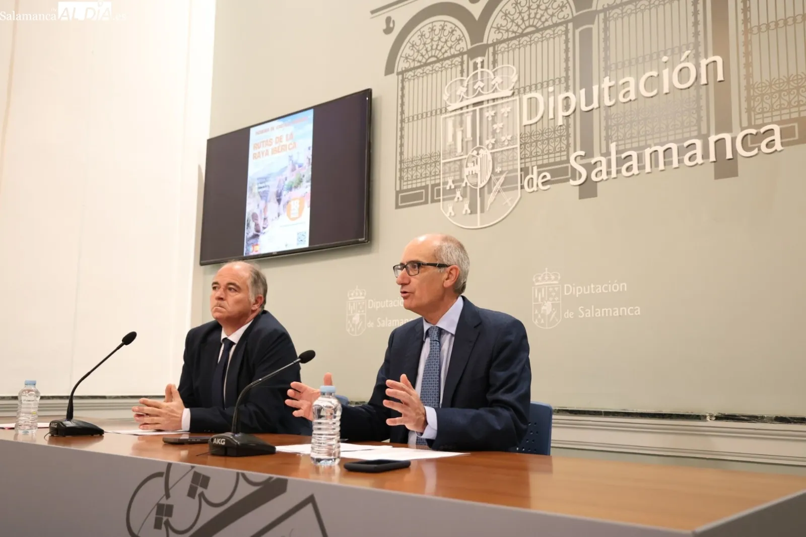 De iz. a der., el diputado de Turismo, Juan Carlos Zaballos, y el presidente de la Diputación, Javier Iglesias / FOTOS: DAVID SAÑUDO
