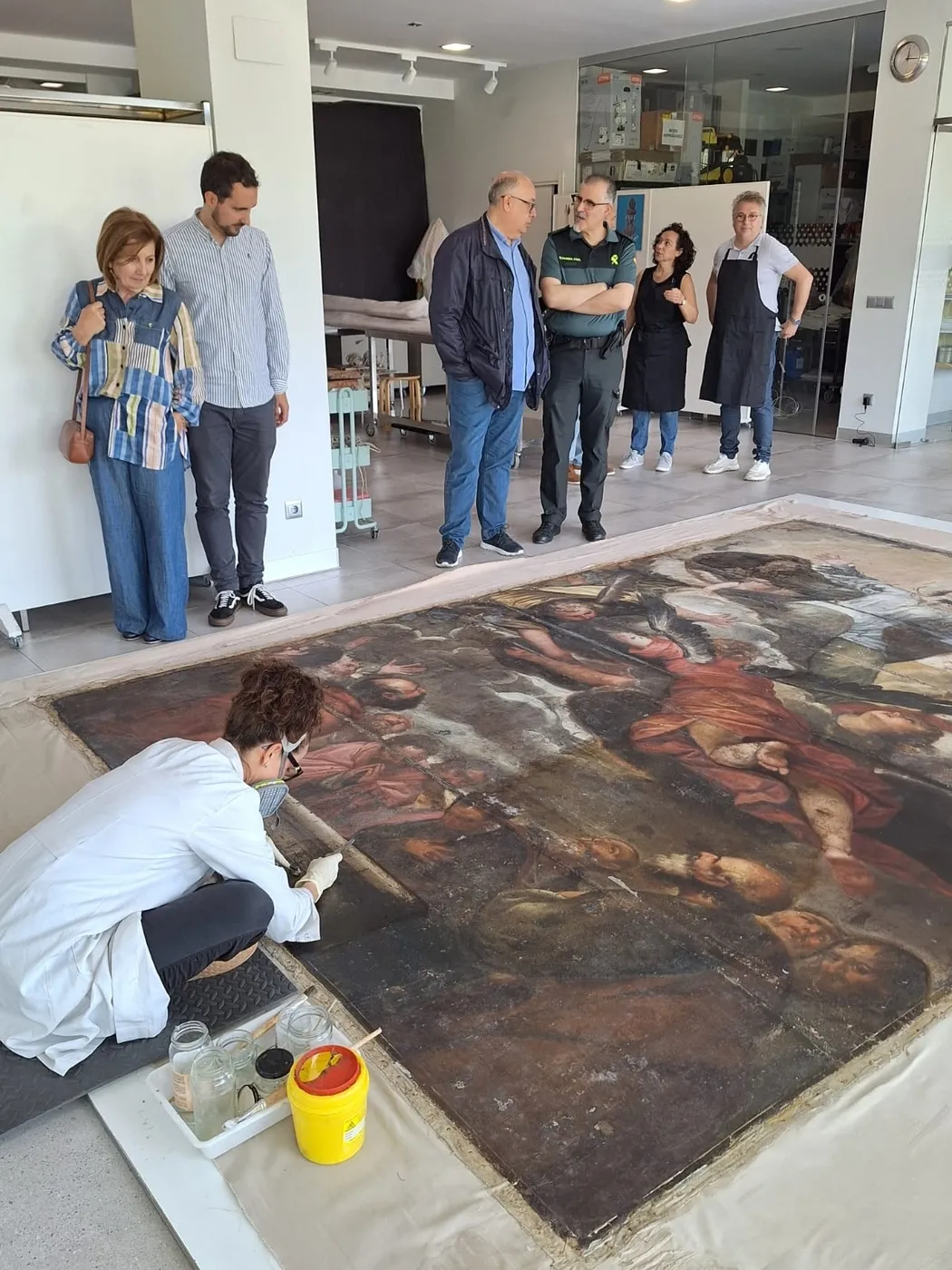 Visita de Rosa López al taller de Uffizi donde se restaura el cuadro de 'La Asunción de la Virgen', de Vitigudino