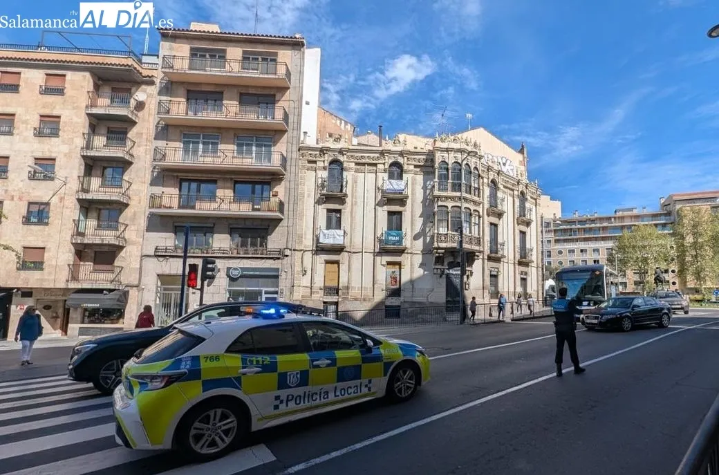 Un autobús urbano averiado obliga a cortar provisionalmente un carril en la Gran Vía. Foto de David Sañudo