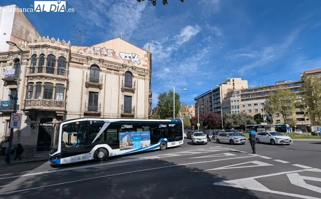 Un autobús urbano averiado obliga a cortar provisionalmente un carril en la Gran Vía. Foto de David Sañudo