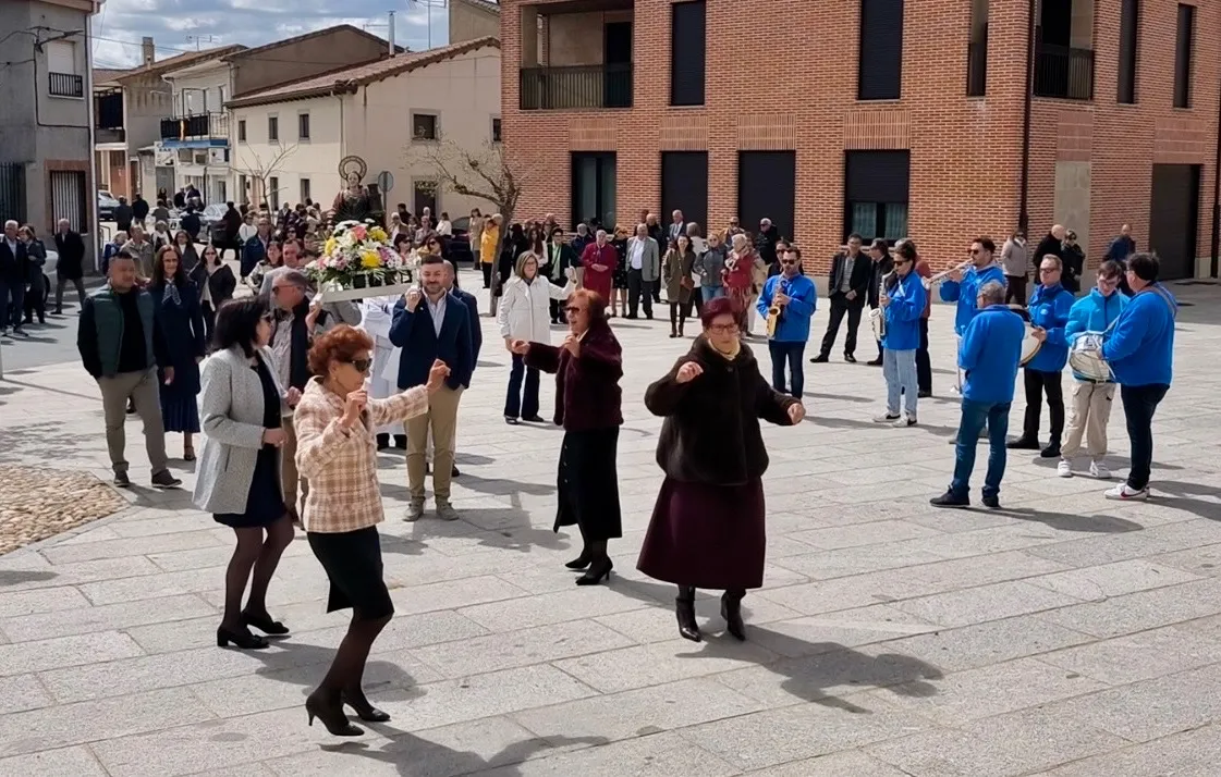 Foto 3 - Villoria se rinde a Santa B&aacute;rbara en una animada jornada de fe y tradici&oacute;n