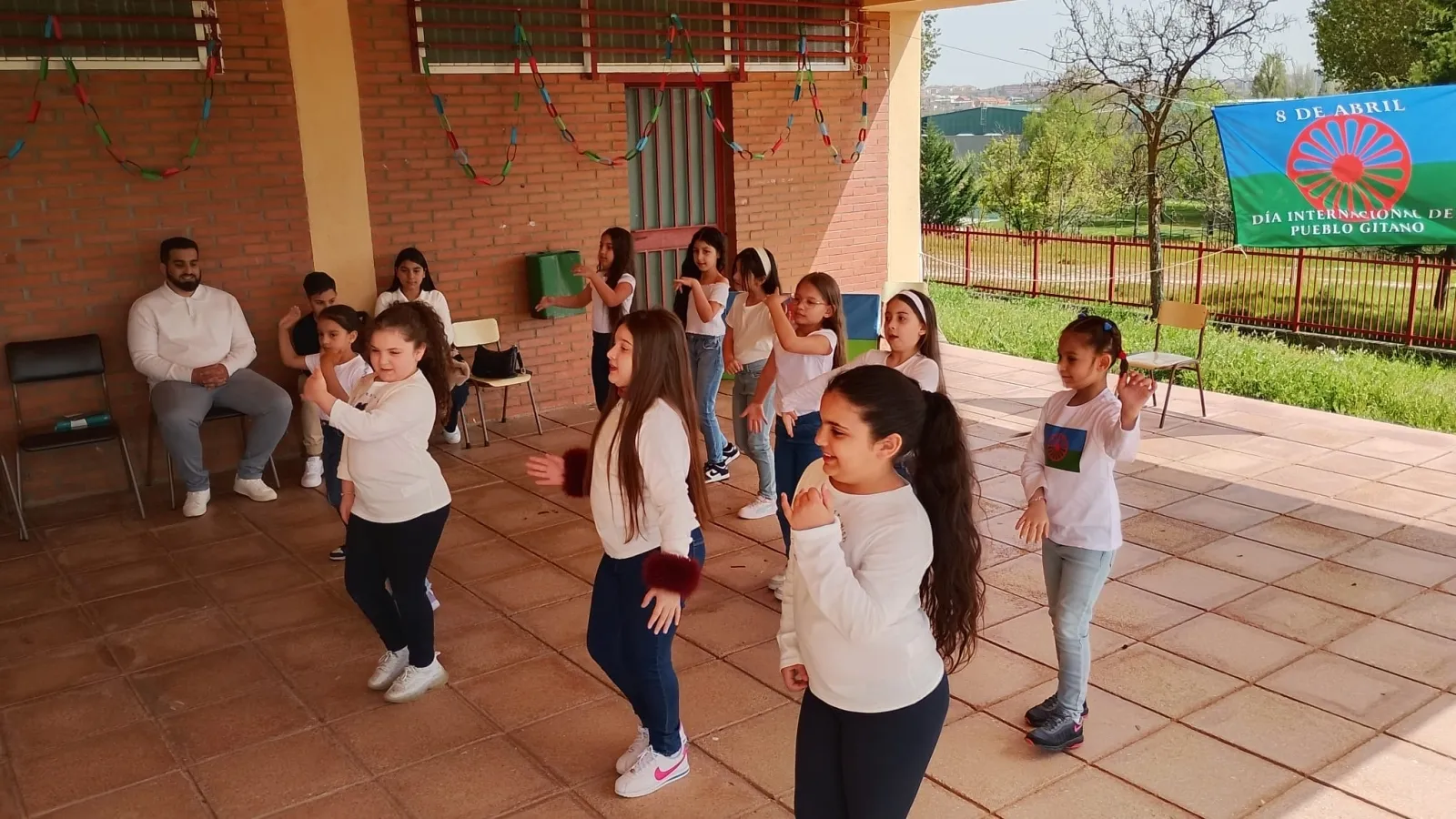 Foto 5 - El Colegio Buenos Aires conmemora el aniversario del pueblo gitano con m&uacute;sica y poes&iacute;a