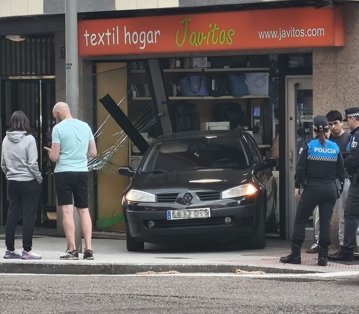 Coche sin freno choca contra un escaparate en la Avenida de Villamayor