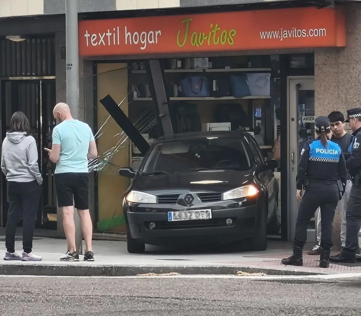 FOTOS | Un coche sin freno de mano choca contra un escaparate en la Avenida de Villamayor