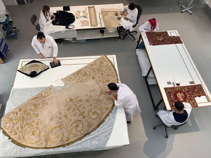 Restauran la capa de Santa Teresa de Alba de Tormes