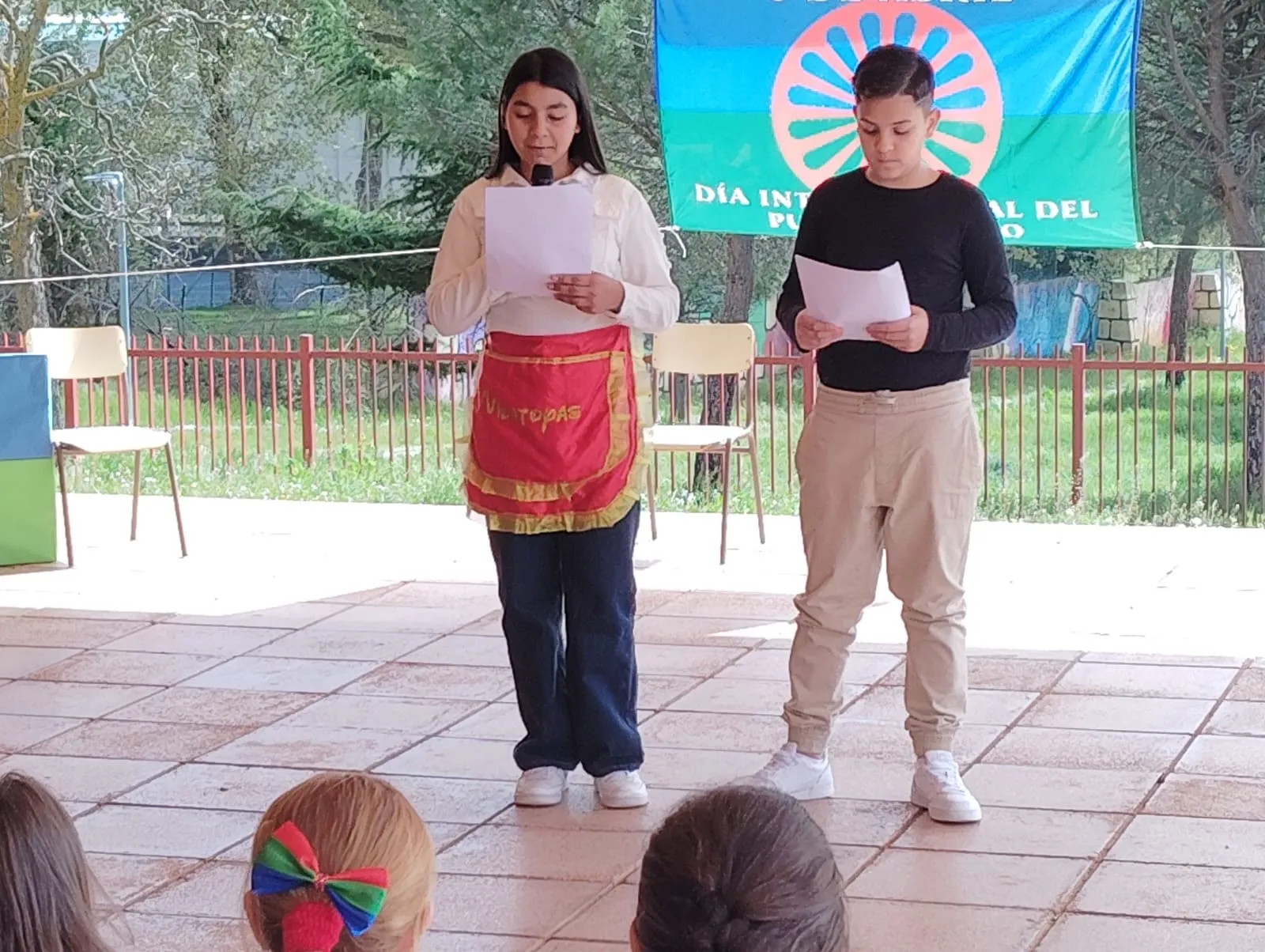 Foto 3 - El Colegio Buenos Aires conmemora el aniversario del pueblo gitano con m&uacute;sica y poes&iacute;a