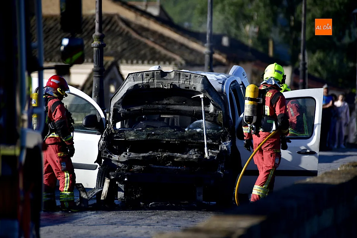 Incendio vehículo en Pleno Puente Mayor