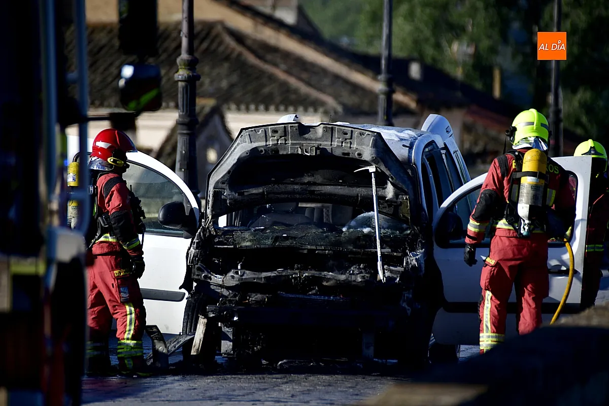 Incendio vehículo en Pleno Puente Mayor