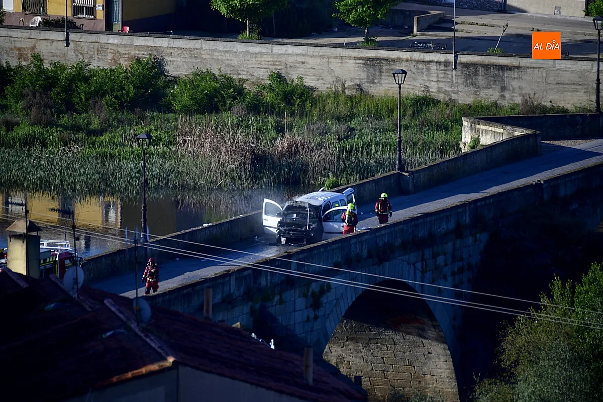 Incendio vehículo en Pleno Puente Mayor