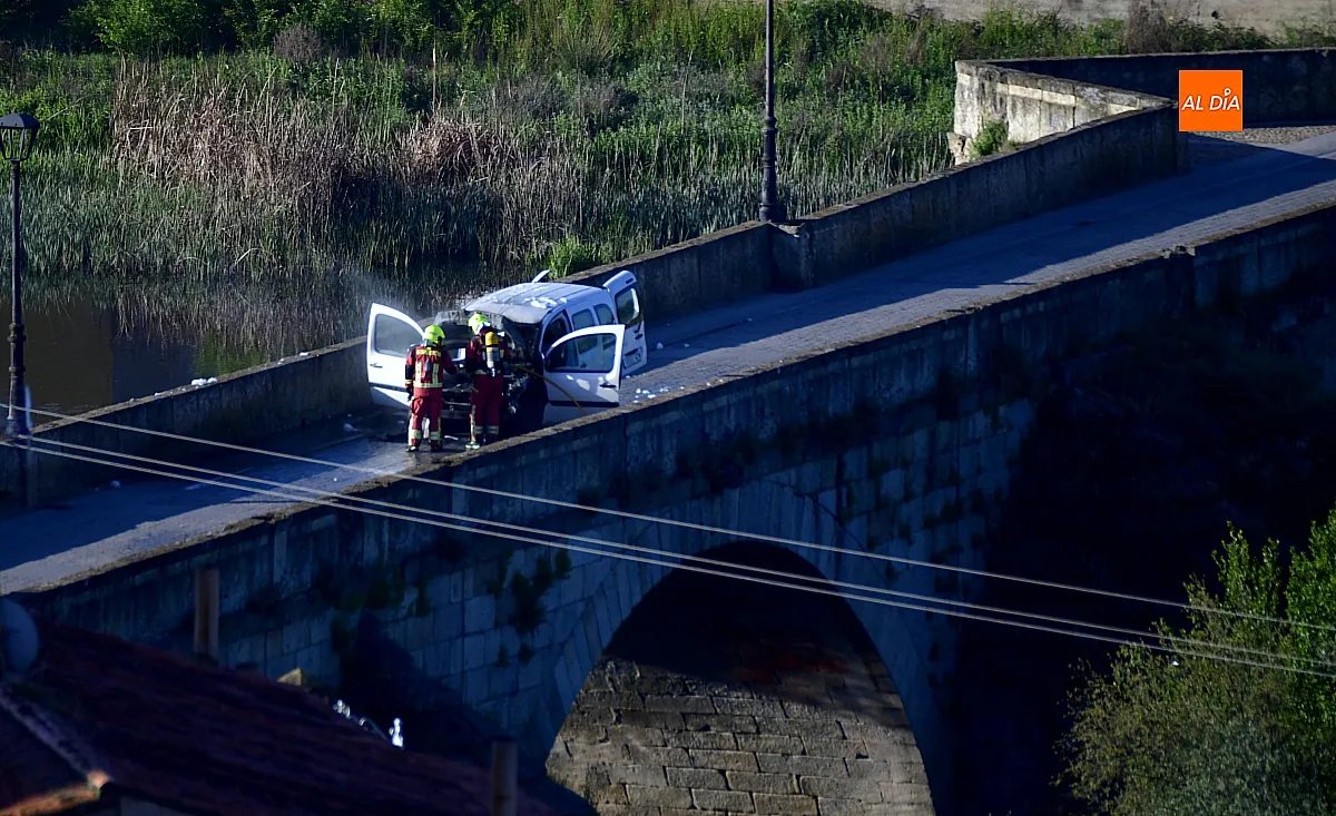 Incendio vehículo en Pleno Puente Mayor