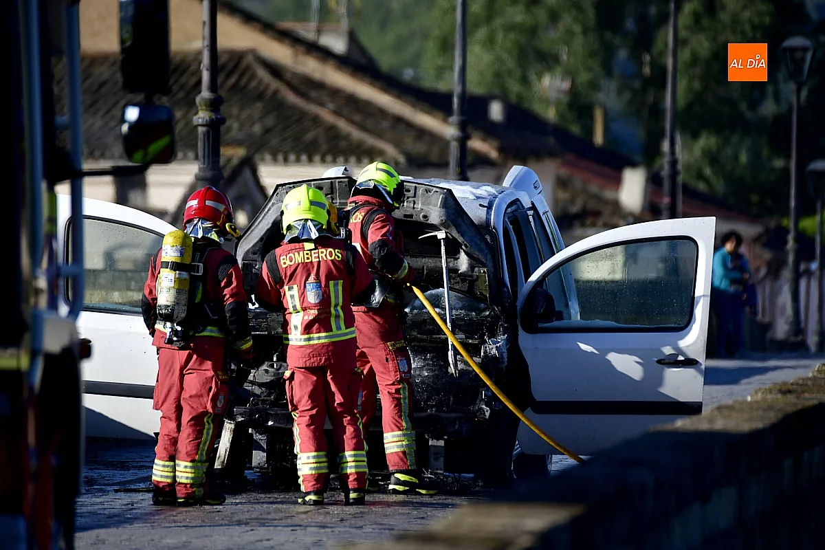 Incendio vehículo en Pleno Puente Mayor