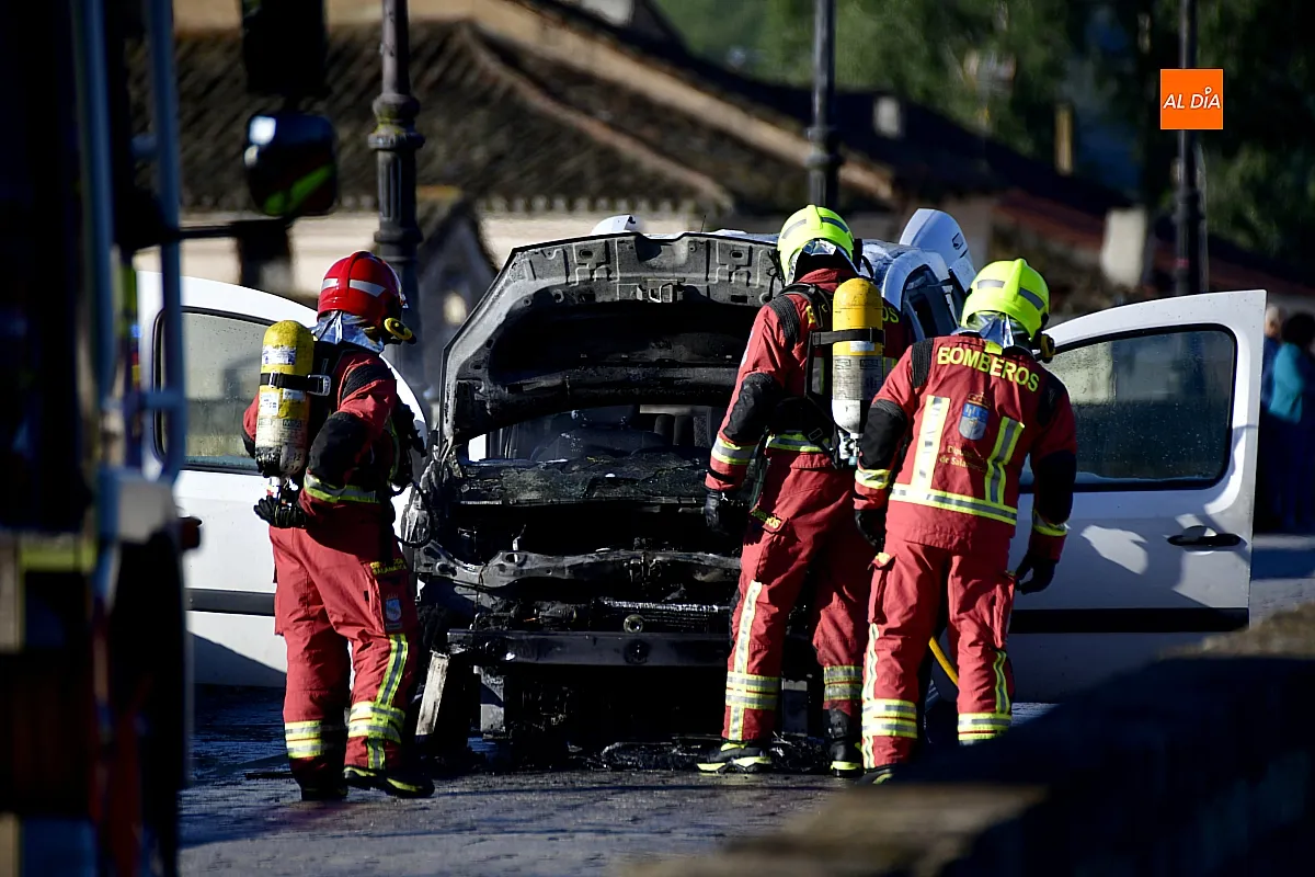 Incendio vehículo en Pleno Puente Mayor