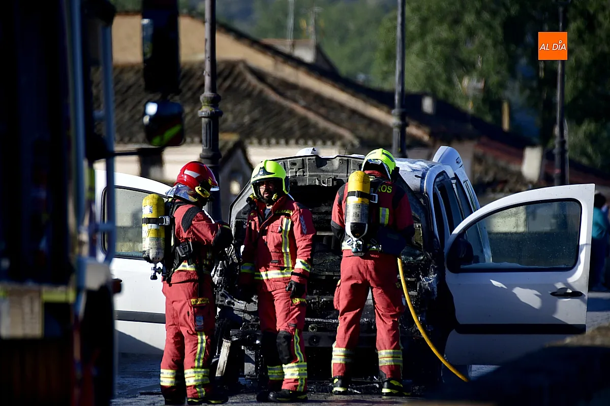 Incendio vehículo en Pleno Puente Mayor