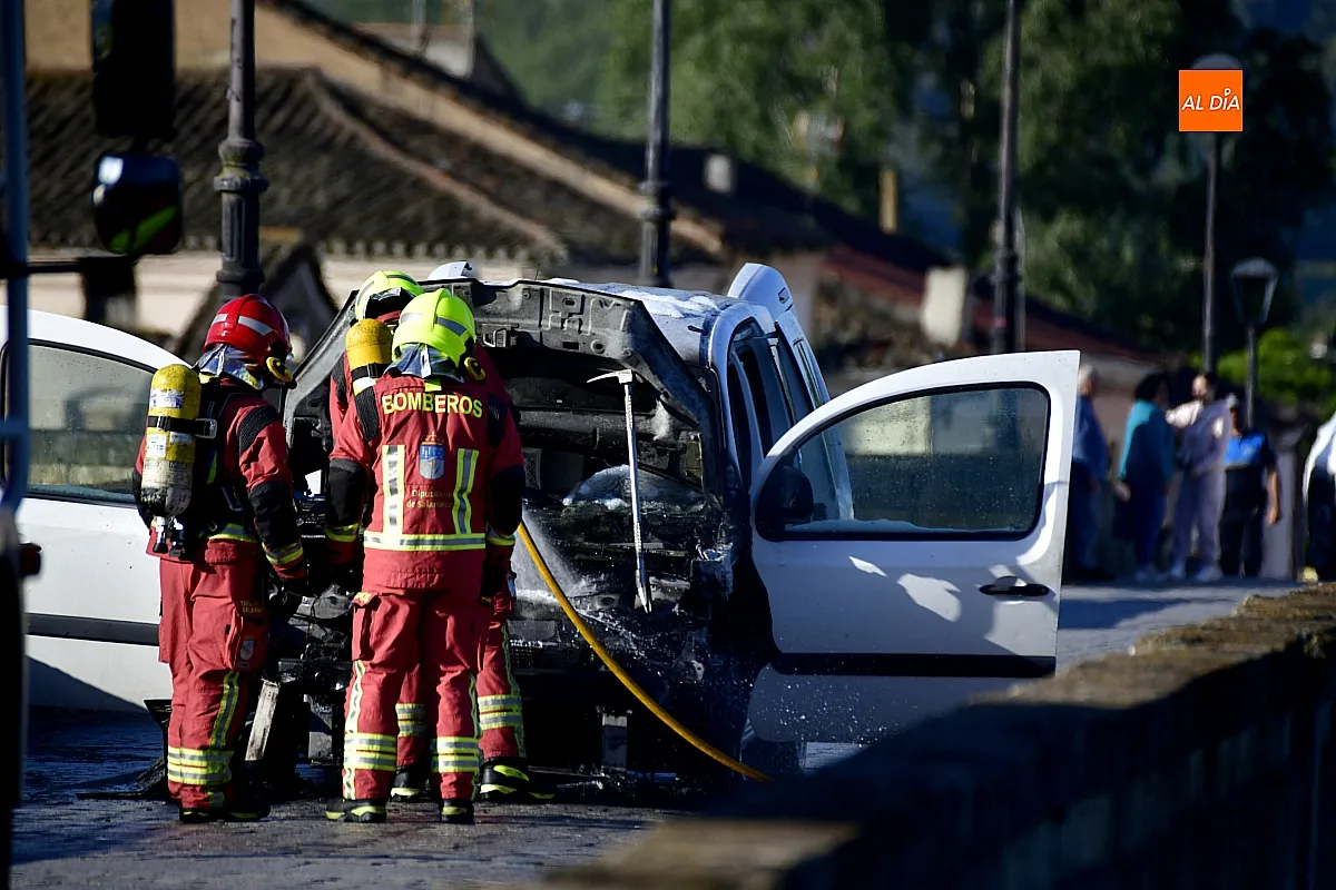 Incendio vehículo en Pleno Puente Mayor