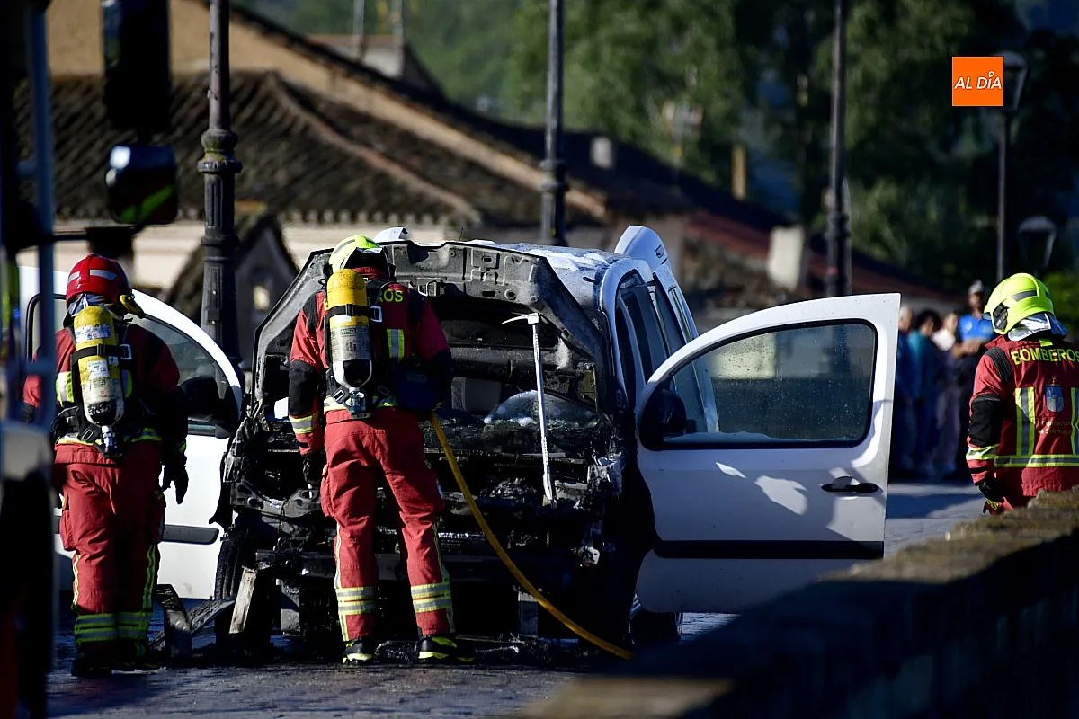Incendio vehículo en Pleno Puente Mayor