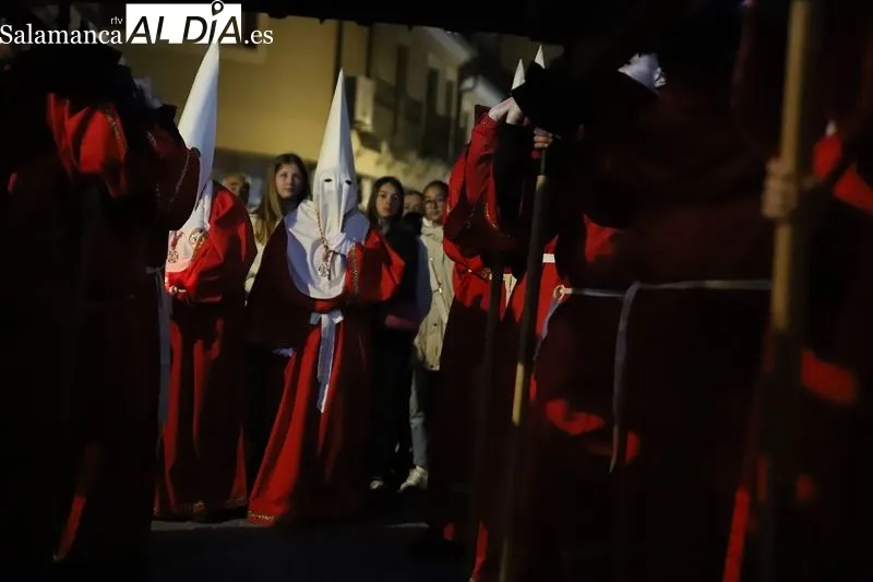 Foto 18 - El V&iacute;a Crucis del Santo Cristo de la Salud recorre Alba de Tormes en Martes Santo
