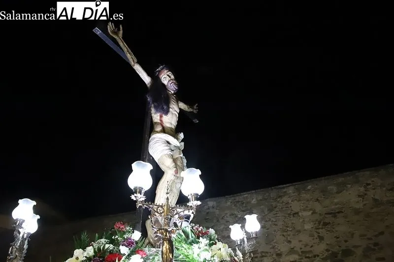 Foto 14 - El V&iacute;a Crucis del Santo Cristo de la Salud recorre Alba de Tormes en Martes Santo