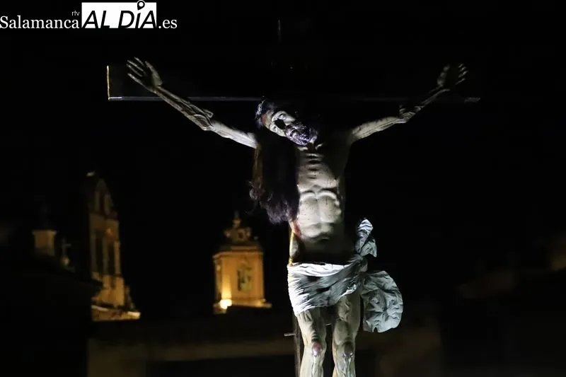 Foto 12 - El V&iacute;a Crucis del Santo Cristo de la Salud recorre Alba de Tormes en Martes Santo