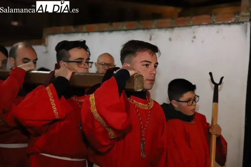 Foto 8 - El V&iacute;a Crucis del Santo Cristo de la Salud recorre Alba de Tormes en Martes Santo