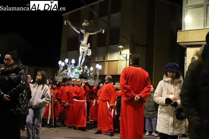 Foto 3 - El V&iacute;a Crucis del Santo Cristo de la Salud recorre Alba de Tormes en Martes Santo