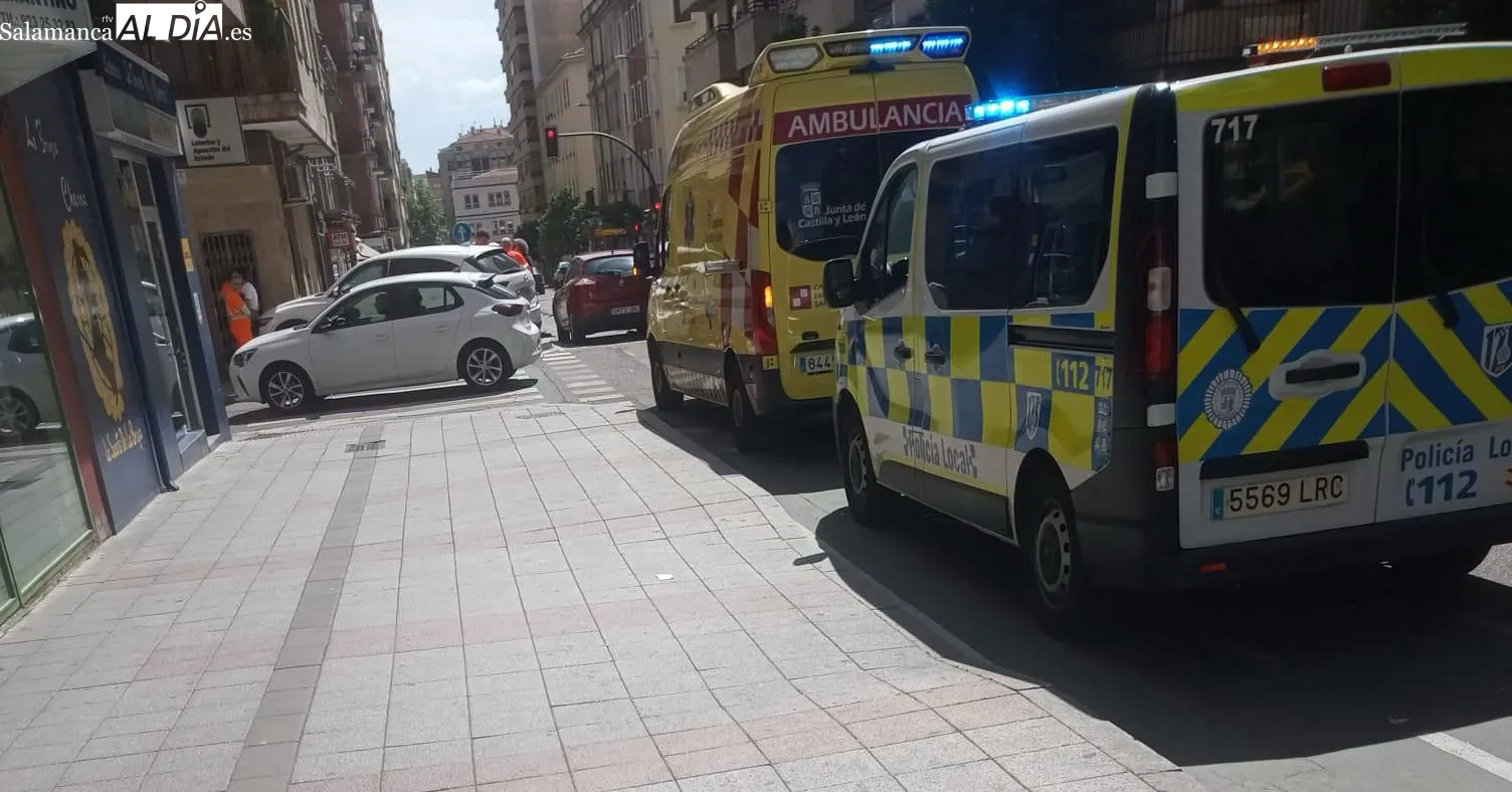 Un joven de 25 años resulta herido tras chocar dos coches en la calle Pizarro