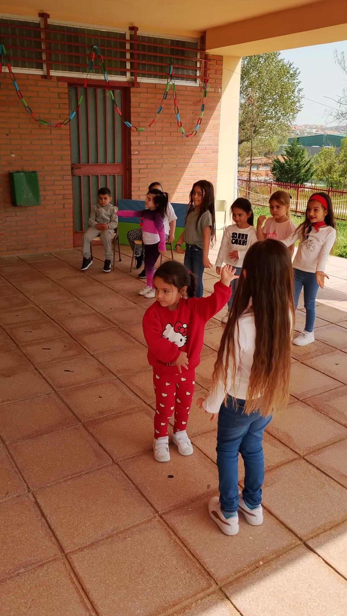 Foto 2 - El Colegio Buenos Aires conmemora el aniversario del pueblo gitano con m&uacute;sica y poes&iacute;a
