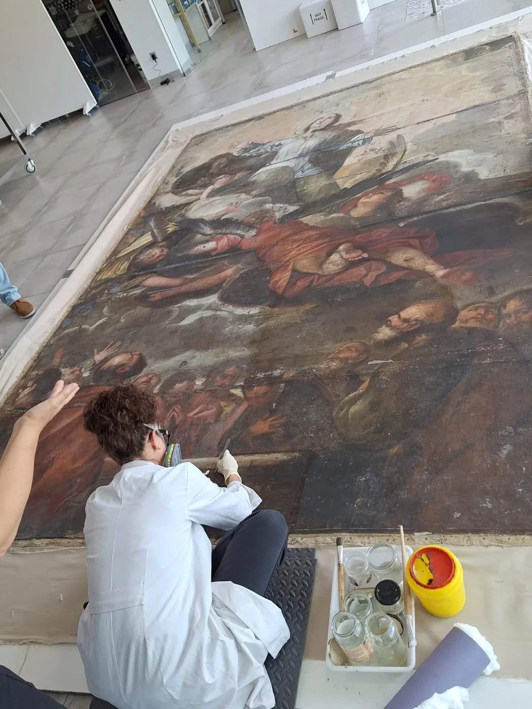 Visita de Rosa López al taller de Uffizi donde se restaura el cuadro de 'La Asunción de la Virgen', de Vitigudino