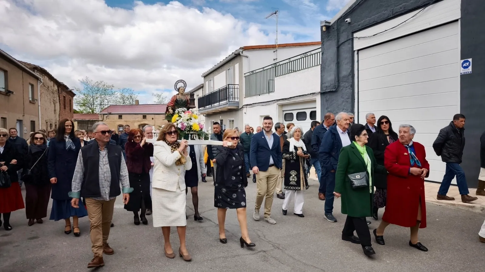 Foto 2 - Villoria se rinde a Santa B&aacute;rbara en una animada jornada de fe y tradici&oacute;n