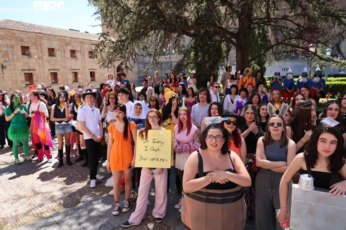 Color, disfraces y charanga para tomar Salamanca por las fiestas de Filología. Foto de David Sañudo