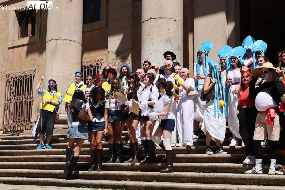 Color, disfraces y charanga para tomar Salamanca por las fiestas de Filología. Foto de David Sañudo