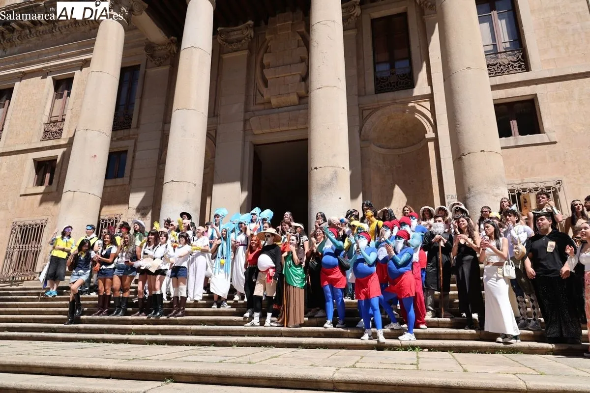 Color, disfraces y charanga para tomar Salamanca por las fiestas de Filología. Foto de David Sañudo