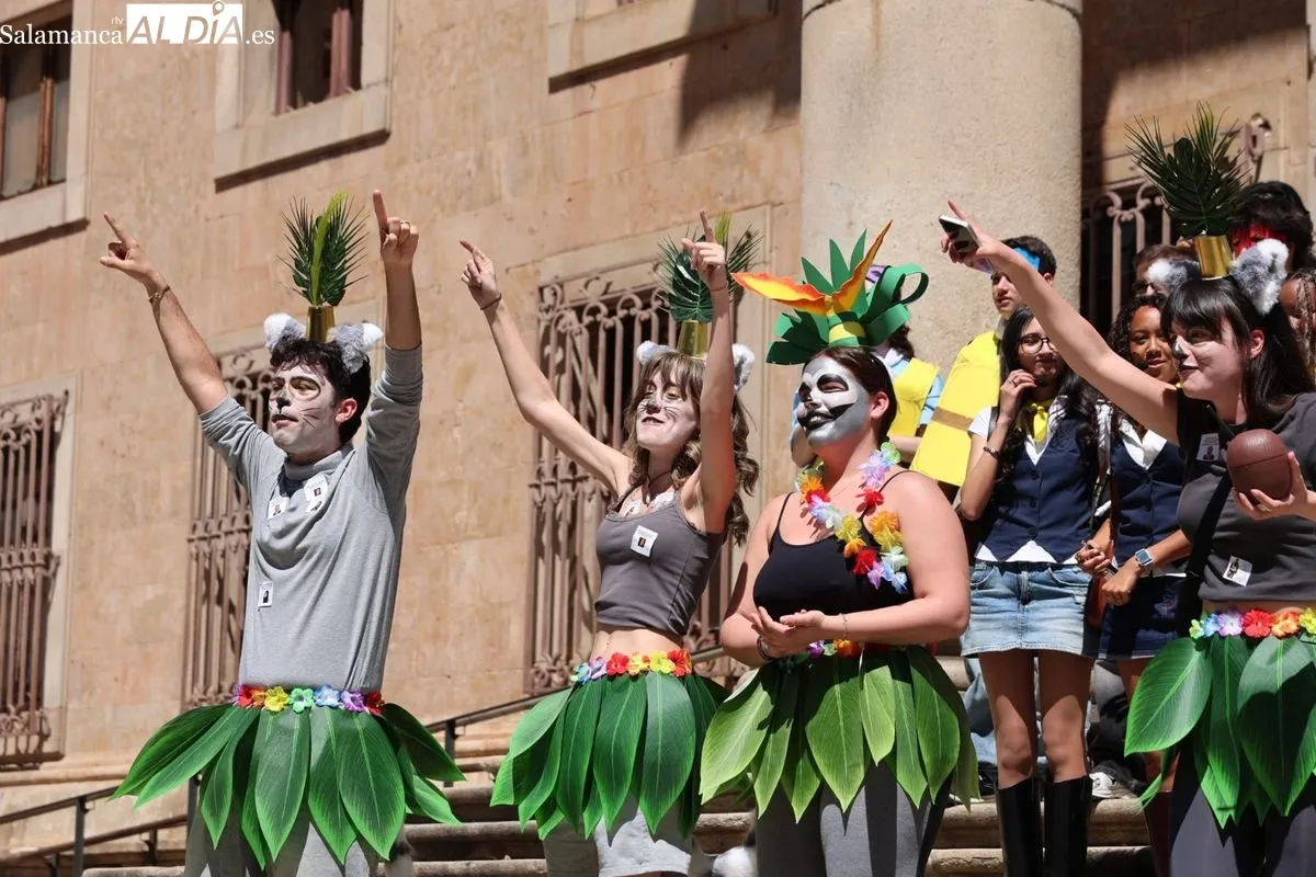 Color, disfraces y charanga para tomar Salamanca por las fiestas de Filología. Foto de David Sañudo